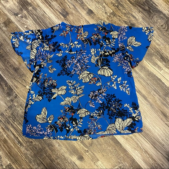 Blue floral flutter sleeve blouse. - Picture 3 of 5